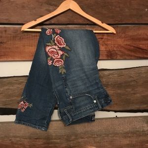 🍃❤️ flower embroidered girlfriend jeans❤️🍃